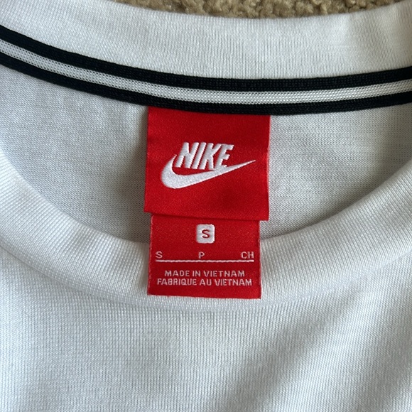 Women’s cropped Nike tee - Picture 3 of 4
